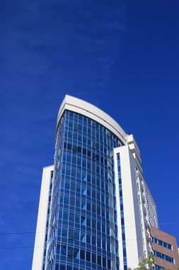 modern ofis binası üzerinde mavi gökyüzü.