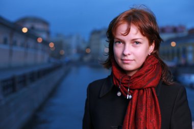 st. Petersburg'da bir kanal tarafından duran Kızıl saçlı kadın