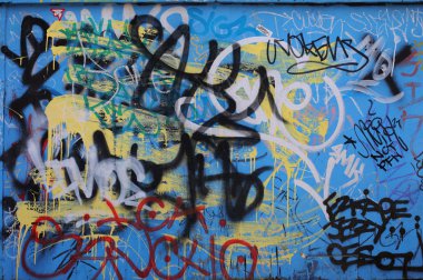 mavi renkli grafiti katmanları ile kaplı