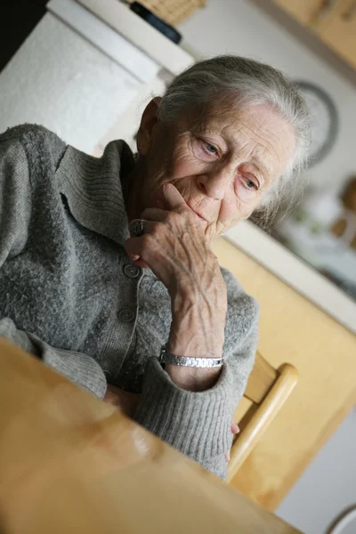 Retrato de uma mulher idosa dentro de casa . — Fotografia de Stock