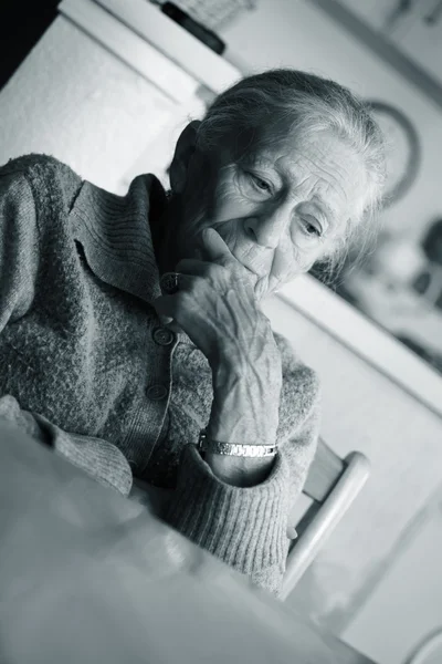 Porträt einer Seniorin im Haus. — Stockfoto