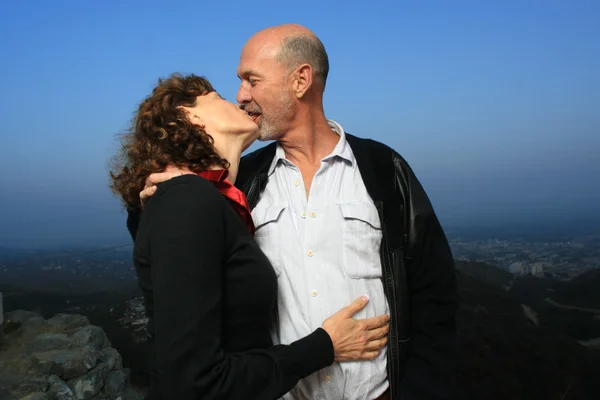Üst düzey çift öpüşme sevgi dolu — Stok fotoğraf