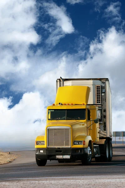 Gran remolque amarillo en la carretera —  Fotos de Stock