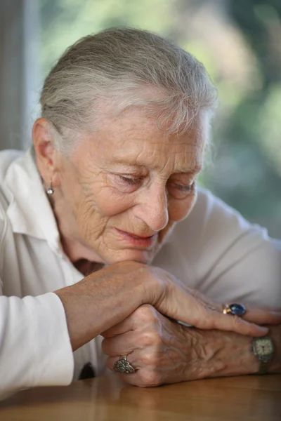 Старшая женщина размышляет — стоковое фото