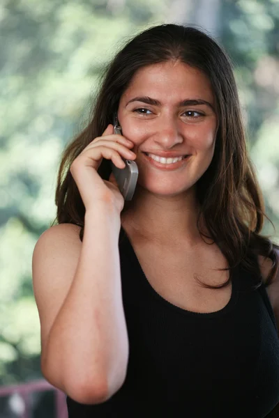 Vacker flicka talikng på mobiltelefon — Stockfoto