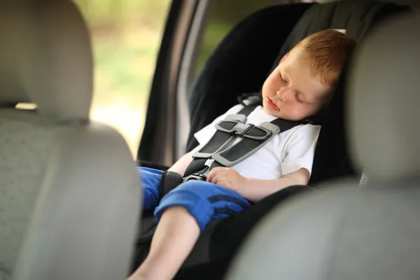 Menino dormindo em assento de carro criança — Fotografia de Stock