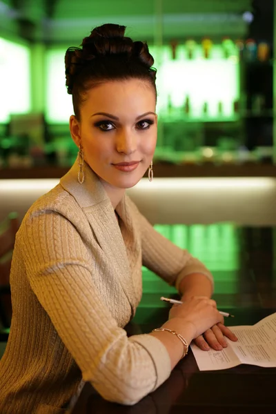 Young woman working with papers — Stock Photo, Image