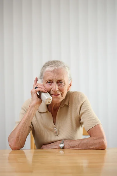 Starsza pani rozmawia przez telefon. — Zdjęcie stockowe