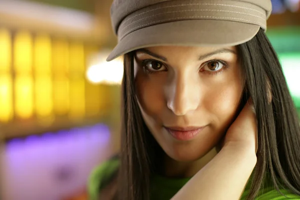 Beautiful young woman looking at camera, close-up — Stock Photo, Image