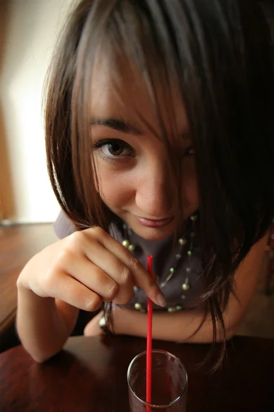 Девушка в стиле аниме пьет сок — стоковое фото