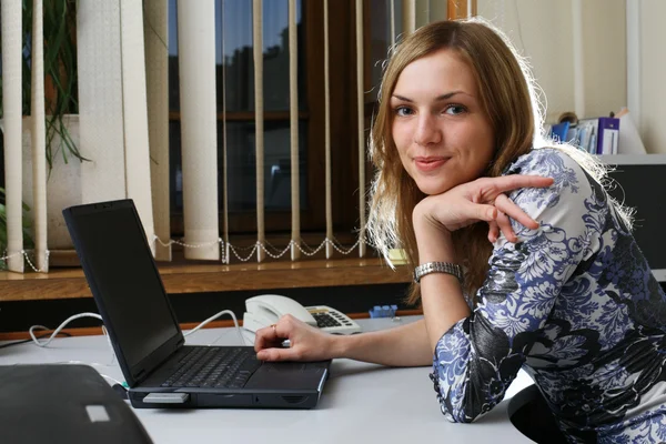 Mladá žena v úřadu — Stock fotografie