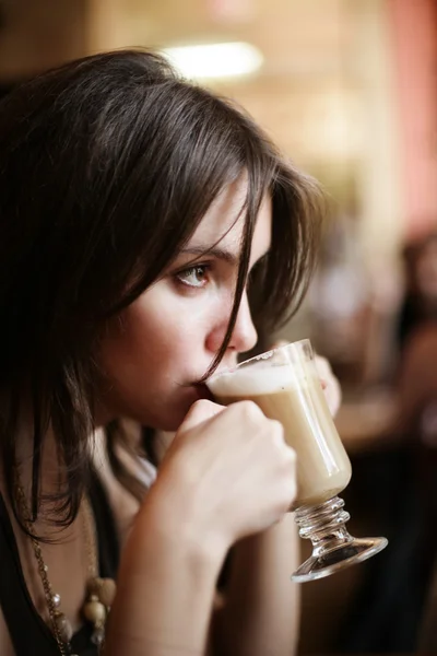 Schöne junge Mädchen nippt Kaffee lattee. — Stockfoto