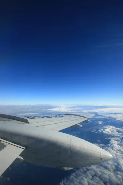Skrzydło samolotu i błękitne niebo. — Zdjęcie stockowe
