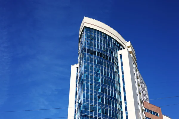 Modern ofis binası üzerinde mavi gökyüzü. — Stok fotoğraf