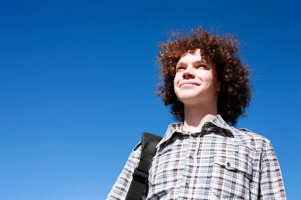 Funky giovane uomo con i capelli ricci — Foto Stock