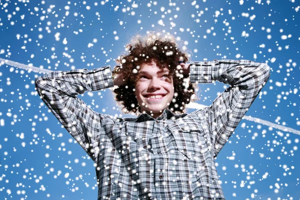 Joyeux jeune homme aux cheveux bouclés — Photo