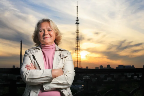 Mulher sênior bonita ao pôr do sol — Fotografia de Stock