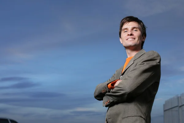 Young businessman over blue sky — Stock Photo, Image