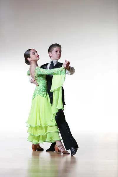 Pojke och flicka dansa ballroom dance — Stockfoto