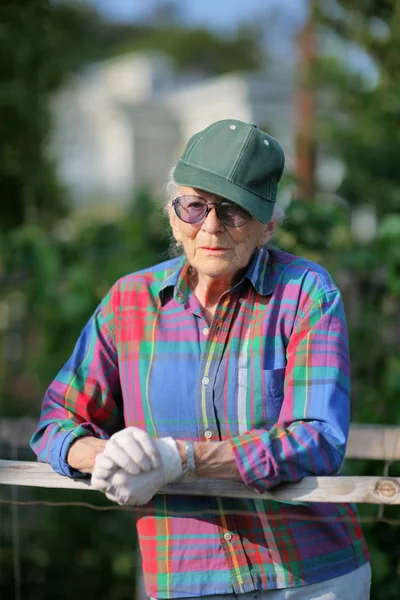 Donna anziana in giardino — Foto Stock