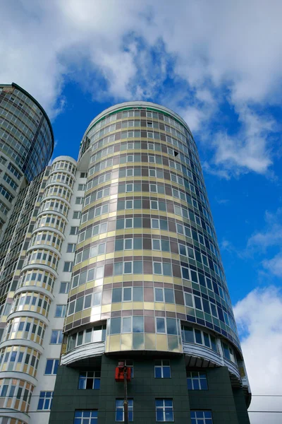 Modern building rising in the sky — Stock Photo, Image