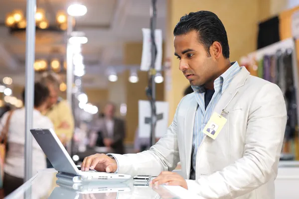 Młody biznesmen indyjskiego za pomocą laptopa — Zdjęcie stockowe