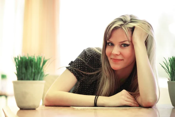 Woman relaxing in healthy spa cafe. — Stock Photo, Image