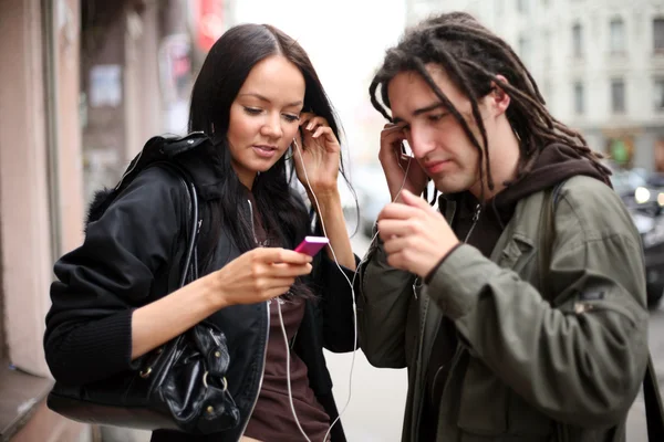 Genç bir çift bir taşınabilir mp3 çalar için dinleme — Stok fotoğraf