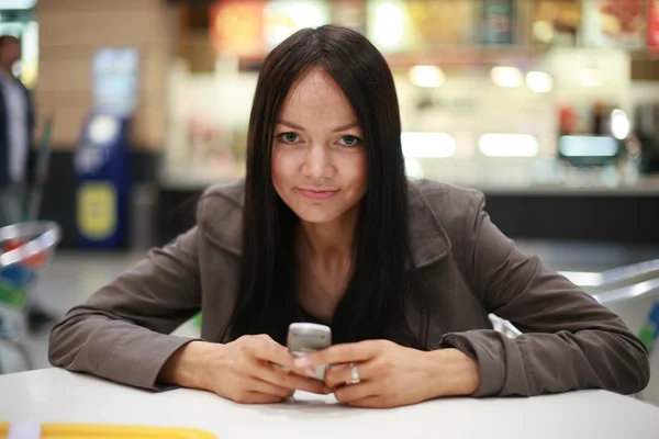 Schöne junge Frau mit Handy. — Stockfoto