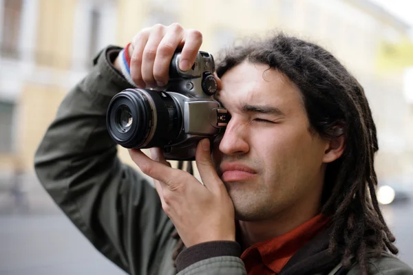 Fotógrafo tomando una foto — Foto de Stock