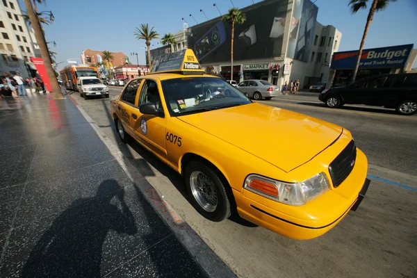 Taxi amarillo en Hollywood Blvd — Foto de Stock