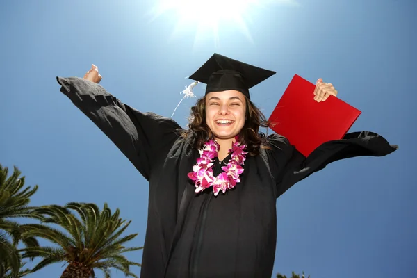 Graduada femenina con diploma sobre cielo azul soleado —  Fotos de Stock