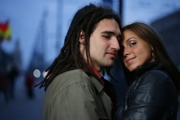 Young loving couple in a city at dusk. — Stock Photo, Image