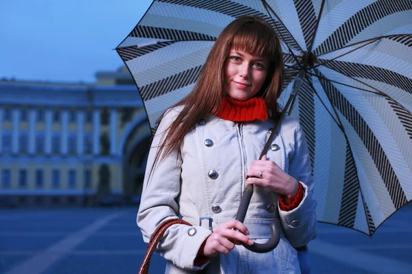 Girl with umbrella at Palace Square — Stock Photo, Image