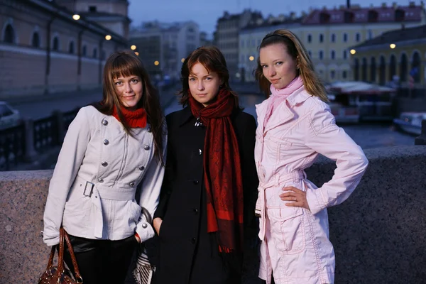 Tres chicas jóvenes en una ciudad desconocida. San Petersburgo —  Fotos de Stock