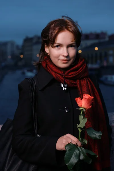 Redhead woman with fresh red rose in St. Petersburg — Stock Photo, Image