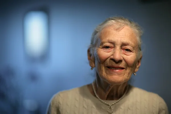 Gelukkig senior vrouw thuis — Stockfoto