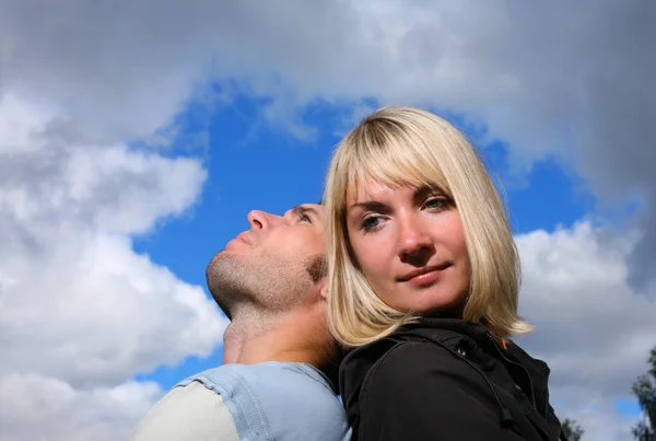 Hombre descansando cabeza sobre el hombro de la mujer — Foto de Stock