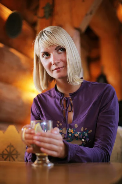 Beautiful young woman enjoying a drink. — Stock Photo, Image