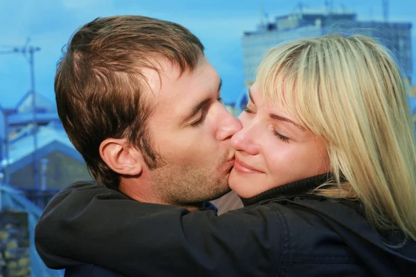 Couple kissing on a roof — Stock Photo, Image