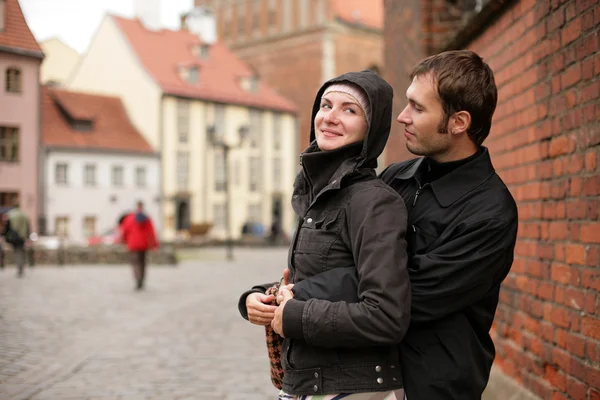 Pareja abrazándose en una antigua plaza de la ciudad europea . — Foto de Stock
