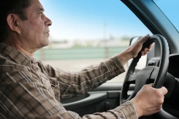 Mann fährt Auto — Stockfoto