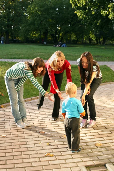 Drei Frauen spielen mit einem kleinen Jungen. — Stockfoto