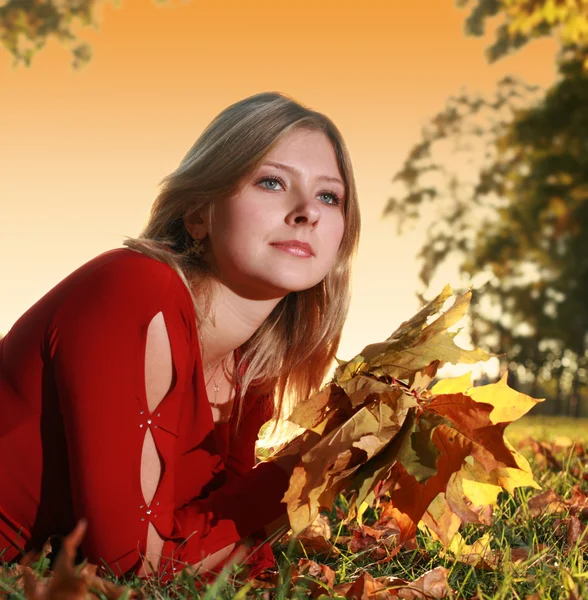 Νεαρή γυναίκα απολαμβάνοντας το φθινόπωρο στο πάρκο — Φωτογραφία Αρχείου