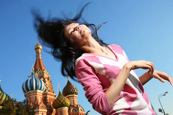 Mädchen in Euphorie wedelt mit langen Haaren über den blauen Himmel am Roten Platz — Stockfoto