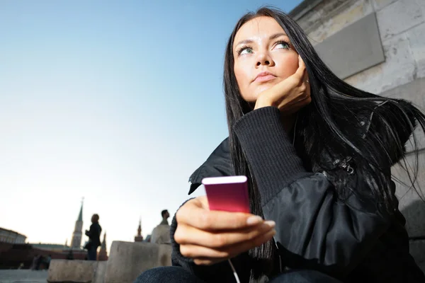 Mädchen hört tragbaren Musikplayer — Stockfoto