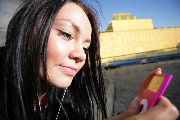 Young girl listening to portable music player — Stock Photo, Image