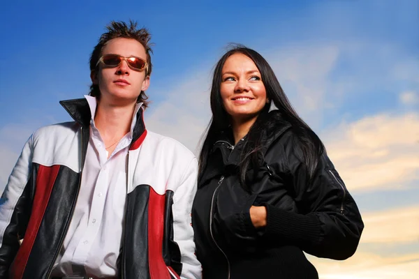 Young couple over dramatic sunset sky — Stock Photo, Image