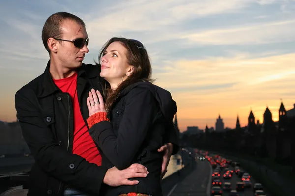 Jovem casal na cidade de Moscou ao pôr do sol — Fotografia de Stock