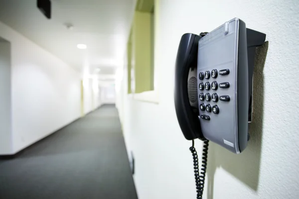 Vägg telefon i vit korridor — Stockfoto